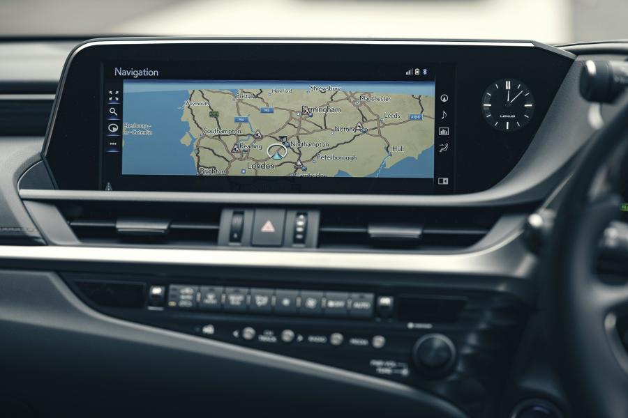 Детали интерьера Lexus ES300h with Digital Door Monitors 2020 года  (UK) (фото 19 из 40)